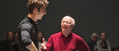 Ein Teilnehmer der Lucerne Festival Academy mit Pierre Boulez. 