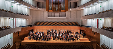Das Luzerner Sinfonieorchester und der Dirigient James Gaffigan.