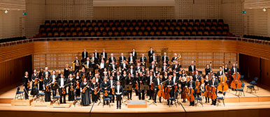 Das Luzerner Sinfonieorchester und der Dirigient James Gaffigan.
