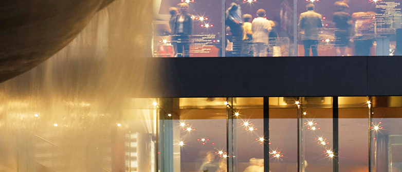 Symbolbild Fenster und Menschen am KKL