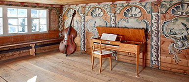 Festsaal mit barocken Malereien im Roothuus Gonten. Drin stehen ein Bass sowie ein historisches Tafelklavier. 