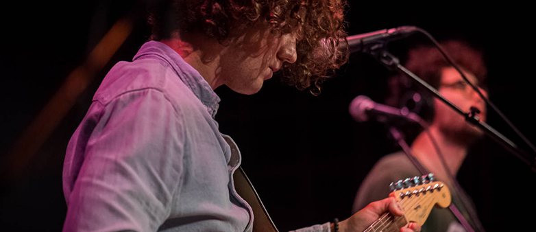 Gitarrist bei einem Auftritt