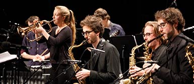 Die Musiker und Musikerinnen der Big Band im Luzerner Saal des KKL Luzern.