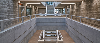 Blick auf die Treppen im Innenraum des Neubaus