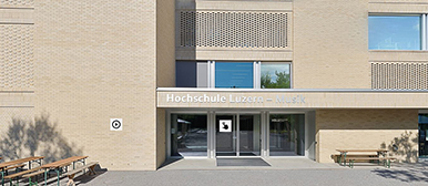 Eingangsbereich des Gebäudes der Hochschule Luzern – Musik