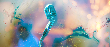 Symbolbild Mikrofon auf farbigem Hintergrund