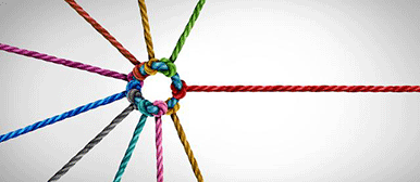 Knoten aus farbigen Seilen