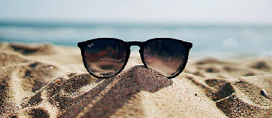 Sonnenbrille auf Sand