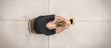 Mann von oben mit Trompete