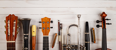 Diverse Intrumente auf weisser Wand