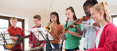 Mädchen und Knaben die zusammen musizieren Geige Flöte Trompete