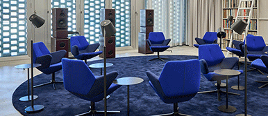 Blaue Stühle im Musikhörraum