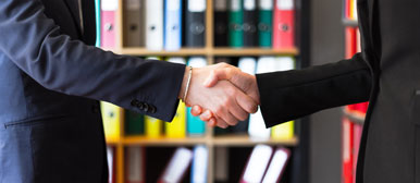 Zwei Männer Händeschütteln