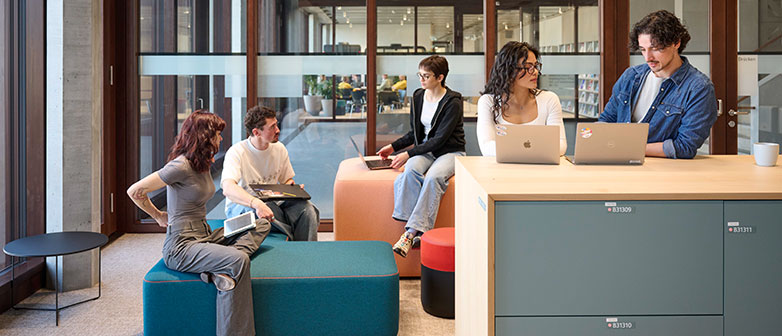 Bild von Menschen in einer Bürowelt mit Laptops