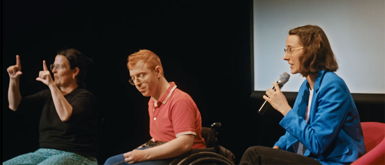 3 Personen auf Bühne