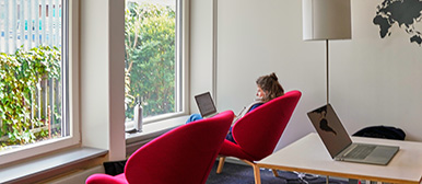 Mediothek Ruheraum, Studentin mit Laptop