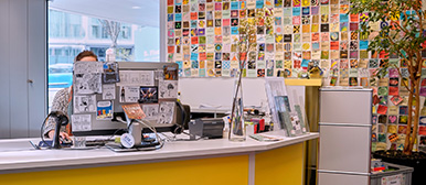 Mediothek Theke Mitarbeiterin