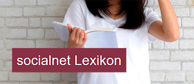 Socialnet Lexikon, Frau mit neutralem aufgeschlagenen Buch
