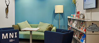 Mediothek, Sofaecke mit Zeitschriften