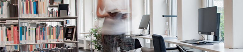 Bibliotheksregale und PC-Bildschirme