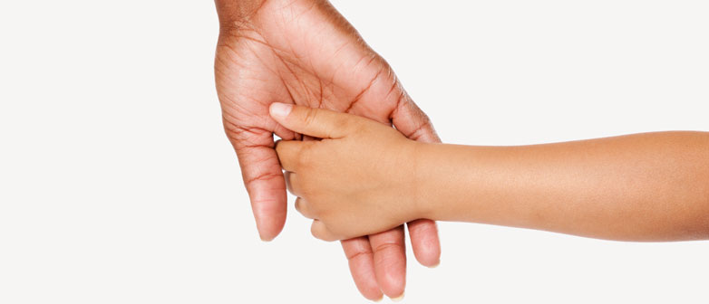 Hände von Kind und erwachsener Person 