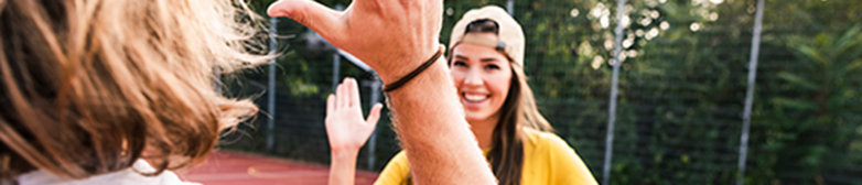 Jugendliche beim Basketball spielen