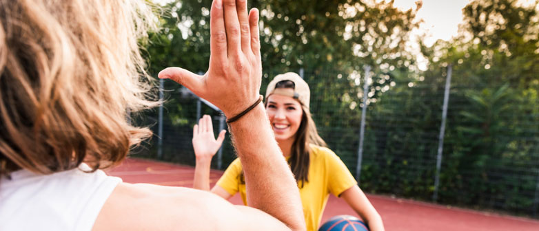 Jugendliche beim Basketball spielen