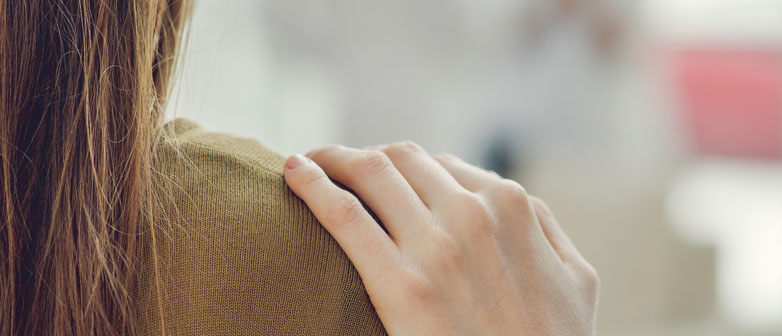 Bild zeigt Hand auf einer Schulter