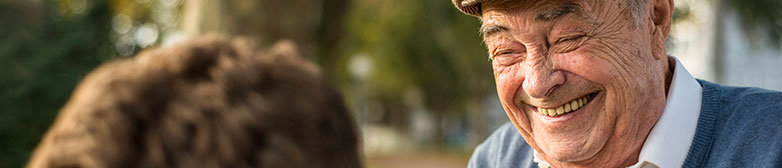 Lächelnder älterer Herr