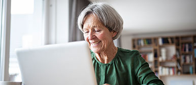 Ältere Frau arbeitet an einem Computer