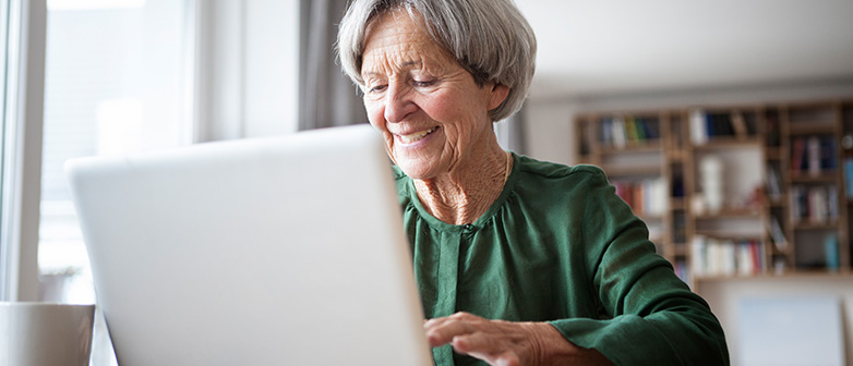 Ältere Frau arbeitet an einem Computer