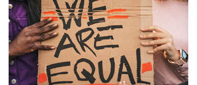 Schild mit We are equal