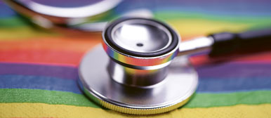Regenbogenfarbenfahne und Stethoskop