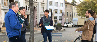 Menschen in der Stadt sprechen im Meeting