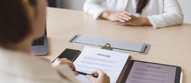 Jobinterview. Die Personen sieht man nur schemenhaft.