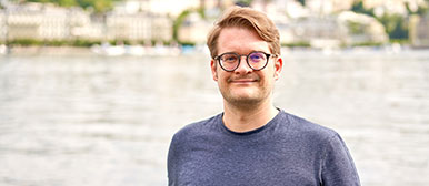 Portrait eines Soziale Arbeit Master-Absolventen vor dem Vierwaldstättersee