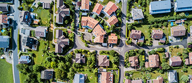 Schweizer Wohngebiet aus der Vogelperspektive
