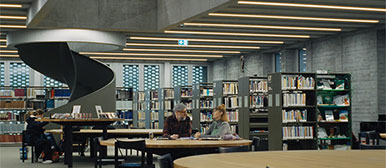 Coach und Studentin sitzen an einem runden Tisch