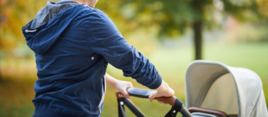 Vater mit Kinderwagen