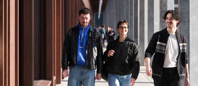 Studierende vor dem Perron