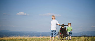 Geschwister auf Hügel mit Aussicht