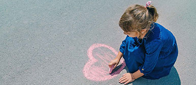 Kind am Malen mit Kreide