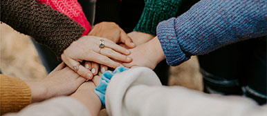 Menschen halten Hänge zusammen