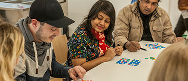Mehrere Personen beim Bingo spielen
