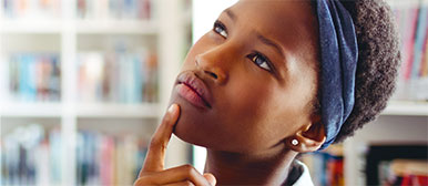 Junge Frau in der Mediothek