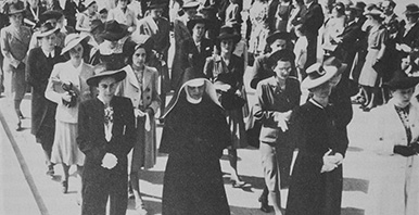 Fronleichnamsprozession 1942 mit Emma Keller (erste Reihe, 2. von rechts), Dozentinnen und Schülerinnen