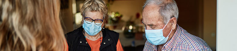 Zwei ältere Menschen mit Schutzmaske 