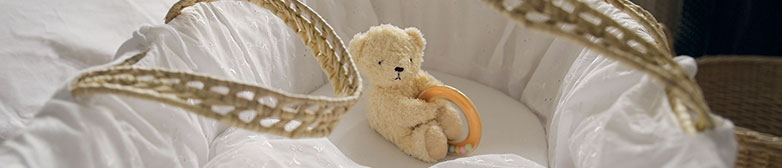 Babybett mit Teddybär