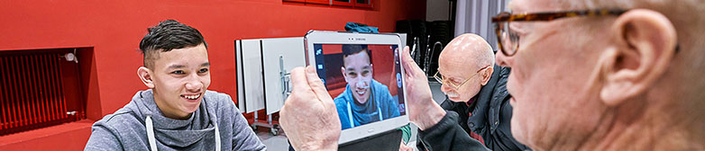 Senior und Jugendlicher nehmen an der Aktion «Handy-Plausch» teil