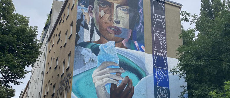 Bild eines Gebäudes mit farbigen Bemalungen